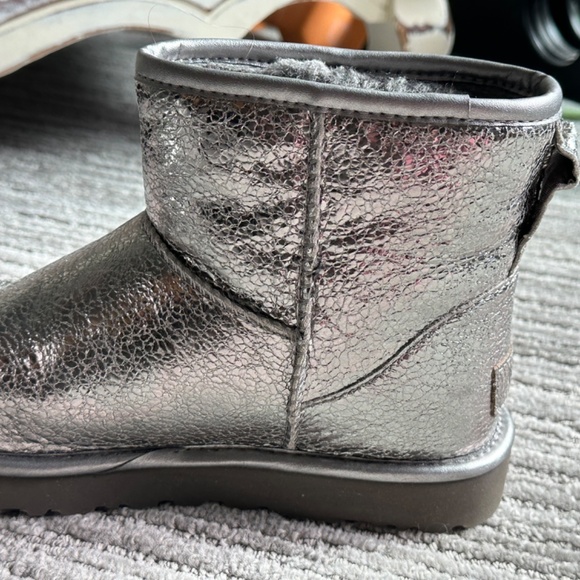 Dark silver Uggs. Short style. Almost brand new. Size 6 ( run large) - Picture 3 of 8